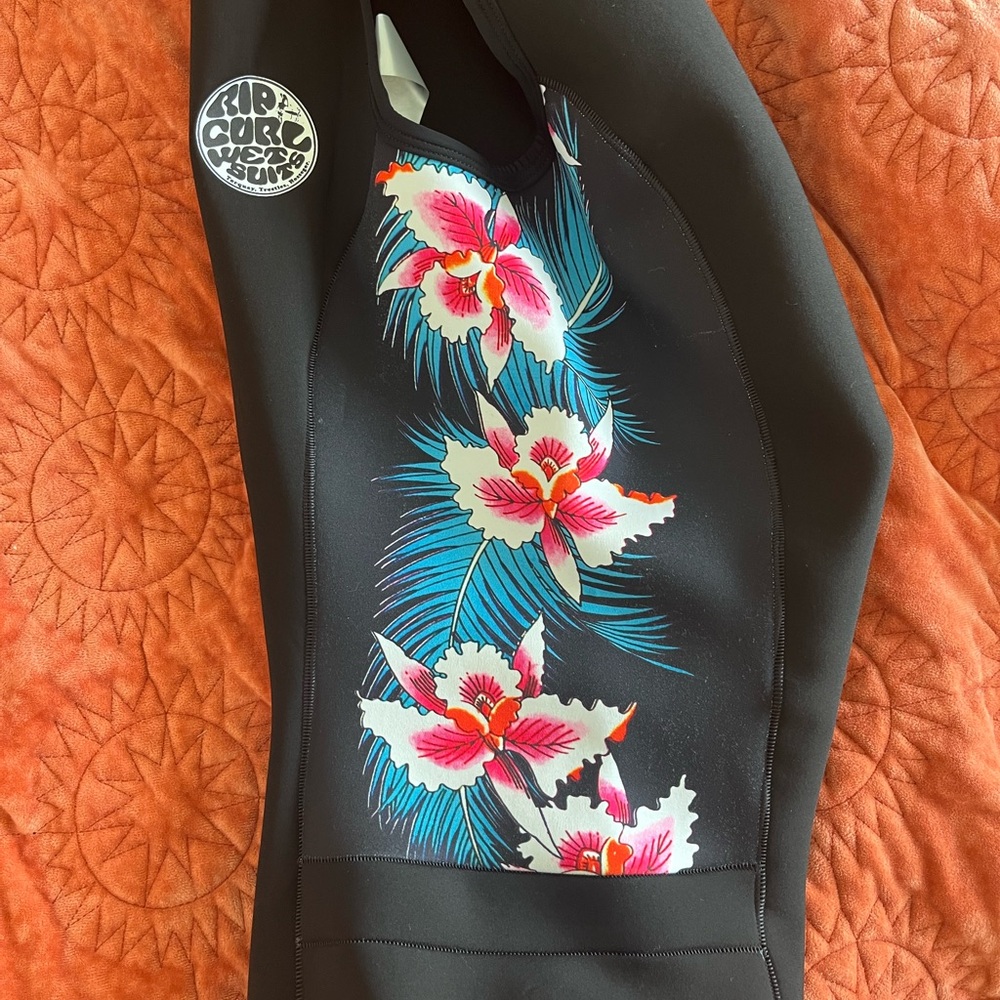 Rip curl Swimwear by Rip Curl - Black with Floral Accents size 6 - Picture 3 of 4